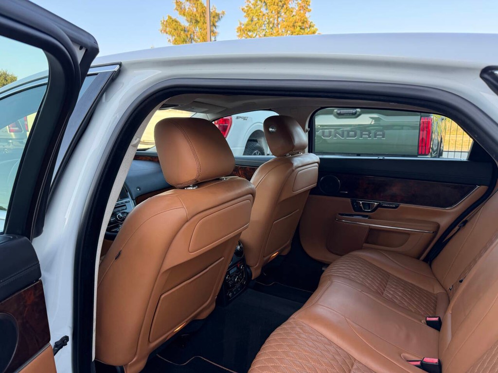 Jaguar XJL Vehicle Full-screen Gallery Image 12