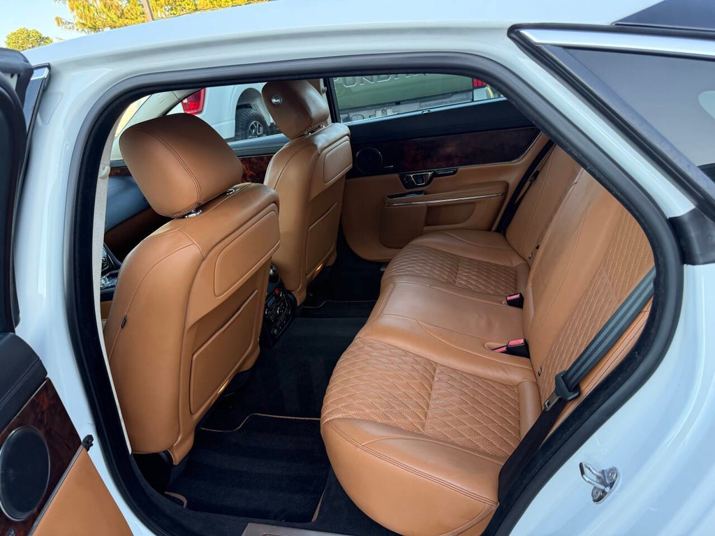 Jaguar XJL Vehicle Full-screen Gallery Image 13