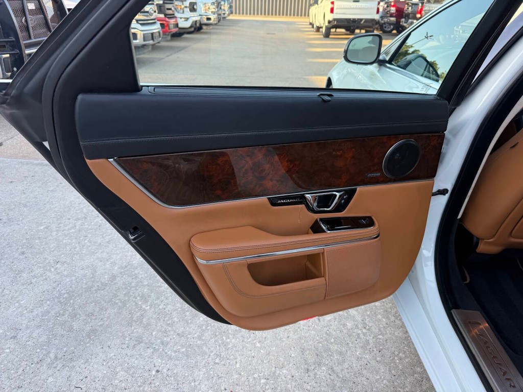 Jaguar XJL Vehicle Full-screen Gallery Image 14