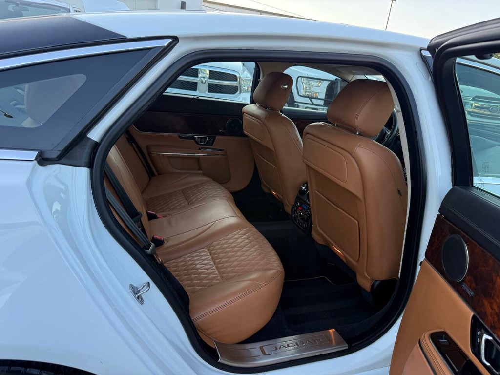 Jaguar XJL Vehicle Full-screen Gallery Image 15