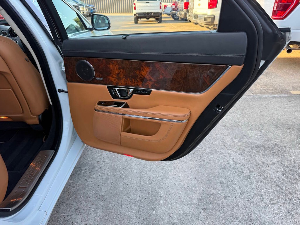 Jaguar XJL Vehicle Full-screen Gallery Image 16