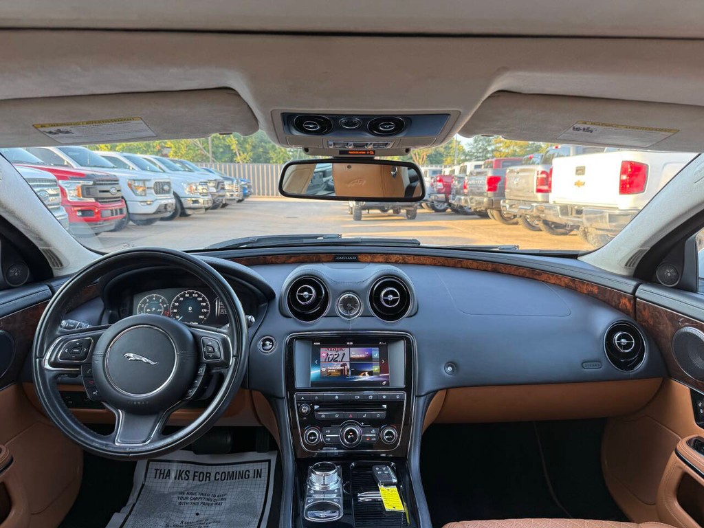 Jaguar XJL Vehicle Full-screen Gallery Image 17