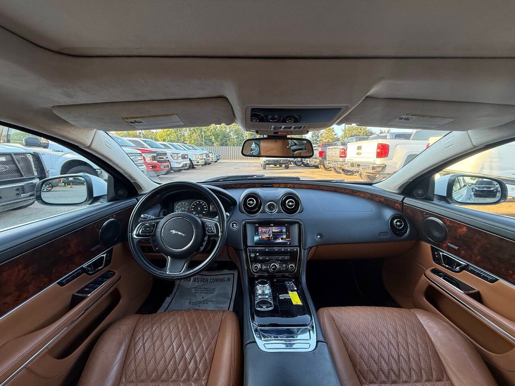 Jaguar XJL Vehicle Full-screen Gallery Image 18