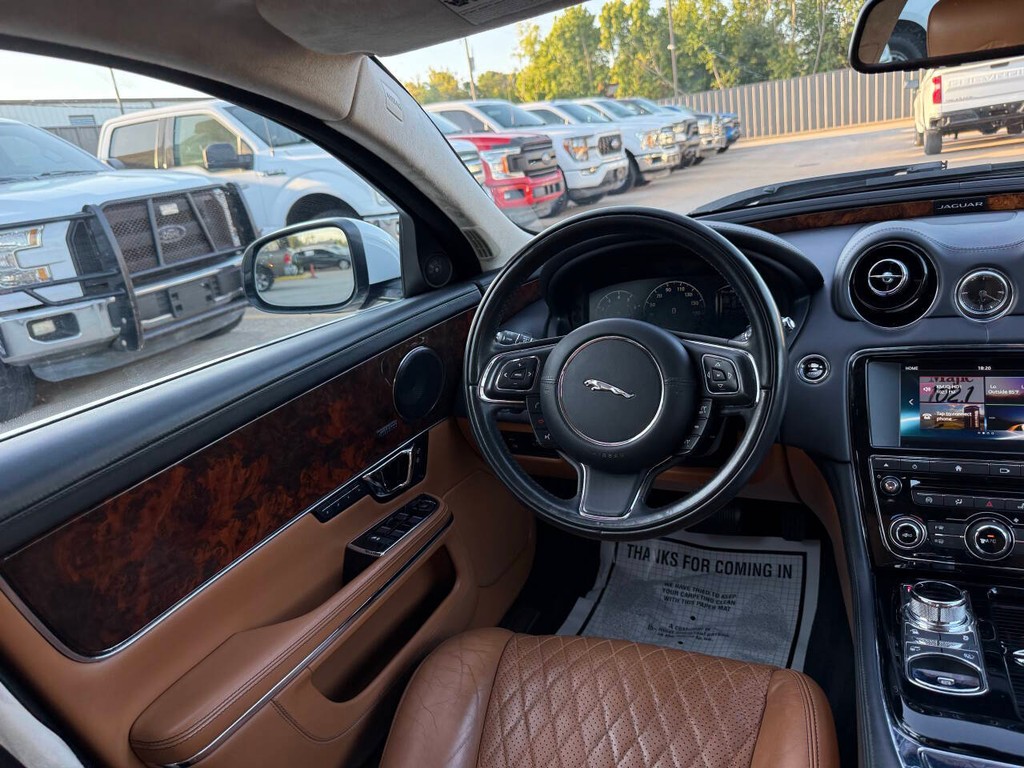Jaguar XJL Vehicle Full-screen Gallery Image 19