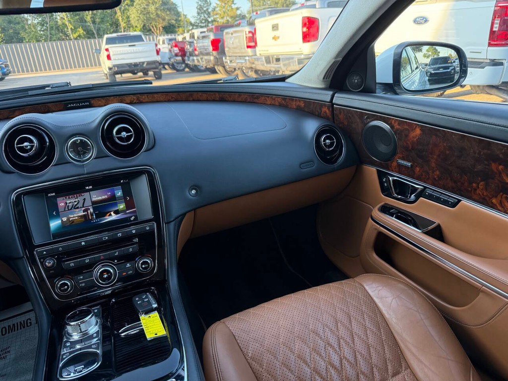 Jaguar XJL Vehicle Full-screen Gallery Image 20
