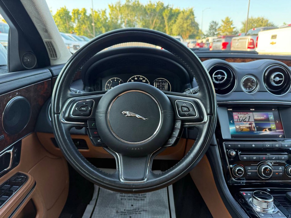 Jaguar XJL Vehicle Full-screen Gallery Image 21