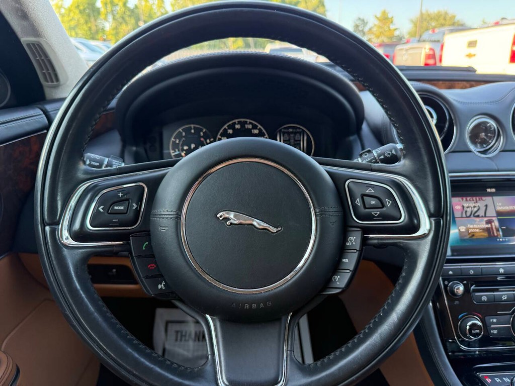 Jaguar XJL Vehicle Full-screen Gallery Image 22