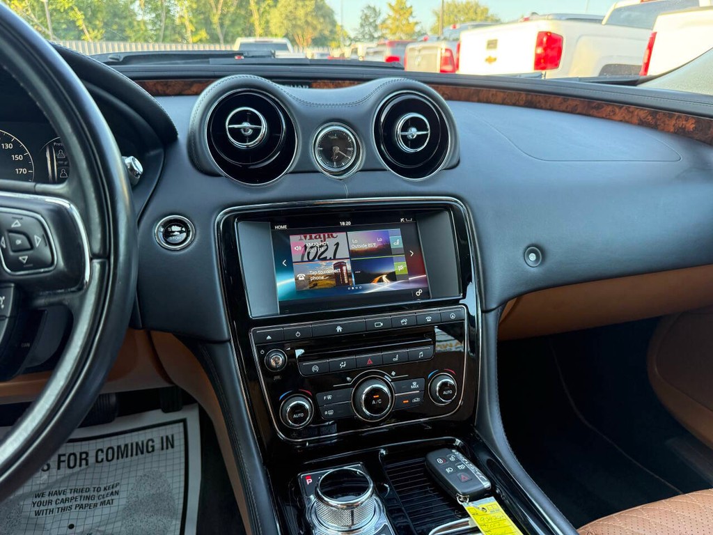 Jaguar XJL Vehicle Full-screen Gallery Image 23