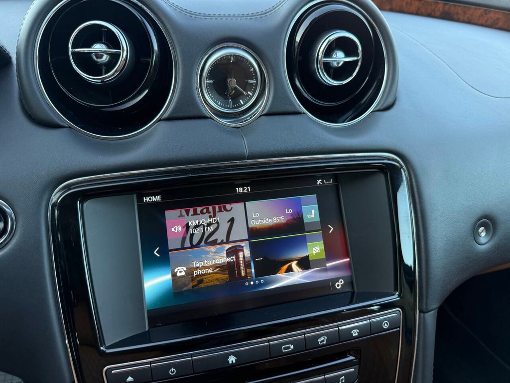 Jaguar XJL Vehicle Full-screen Gallery Image 24