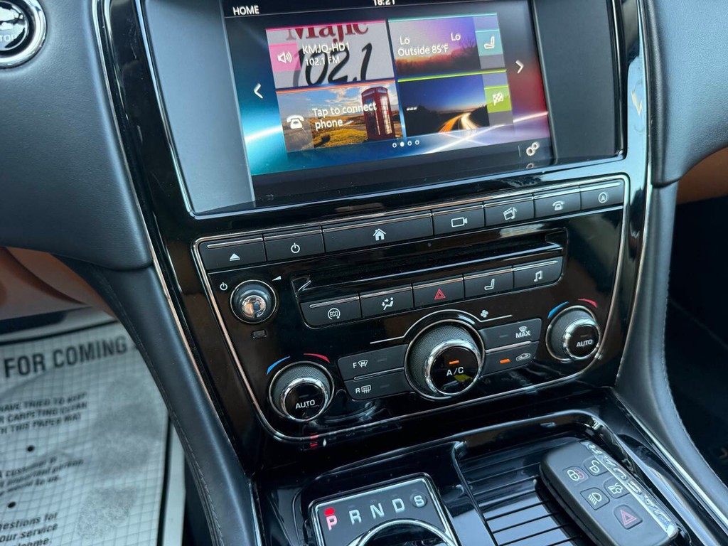 Jaguar XJL Vehicle Full-screen Gallery Image 25