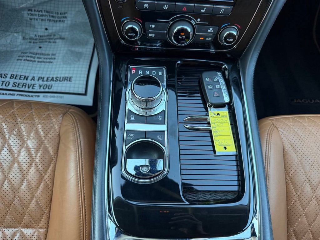 Jaguar XJL Vehicle Full-screen Gallery Image 27