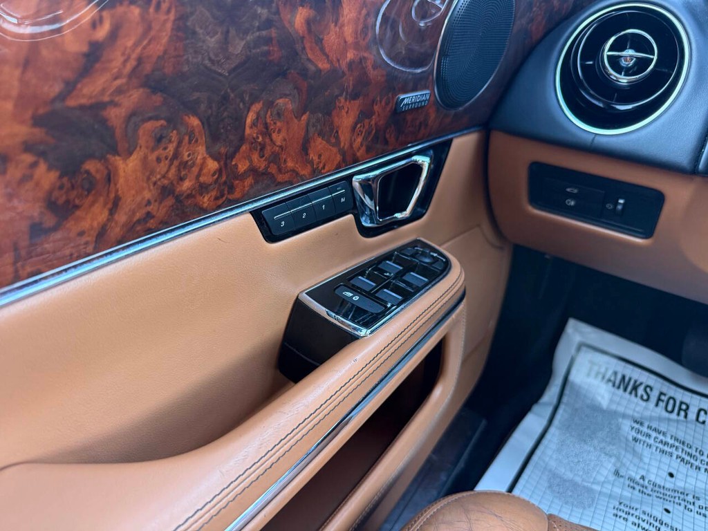 Jaguar XJL Vehicle Full-screen Gallery Image 28