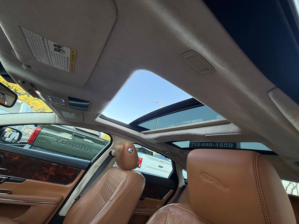 Jaguar XJL Vehicle Full-screen Gallery Image 29