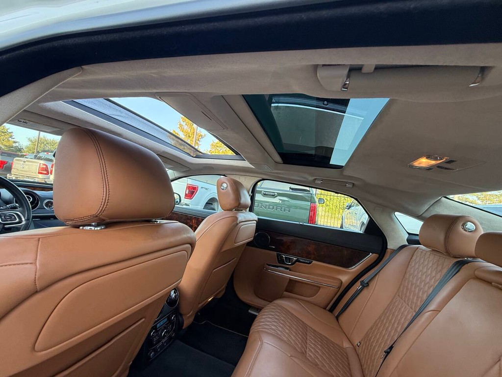 Jaguar XJL Vehicle Full-screen Gallery Image 30