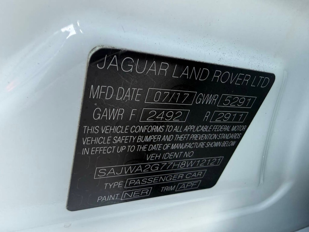 Jaguar XJL Vehicle Full-screen Gallery Image 33