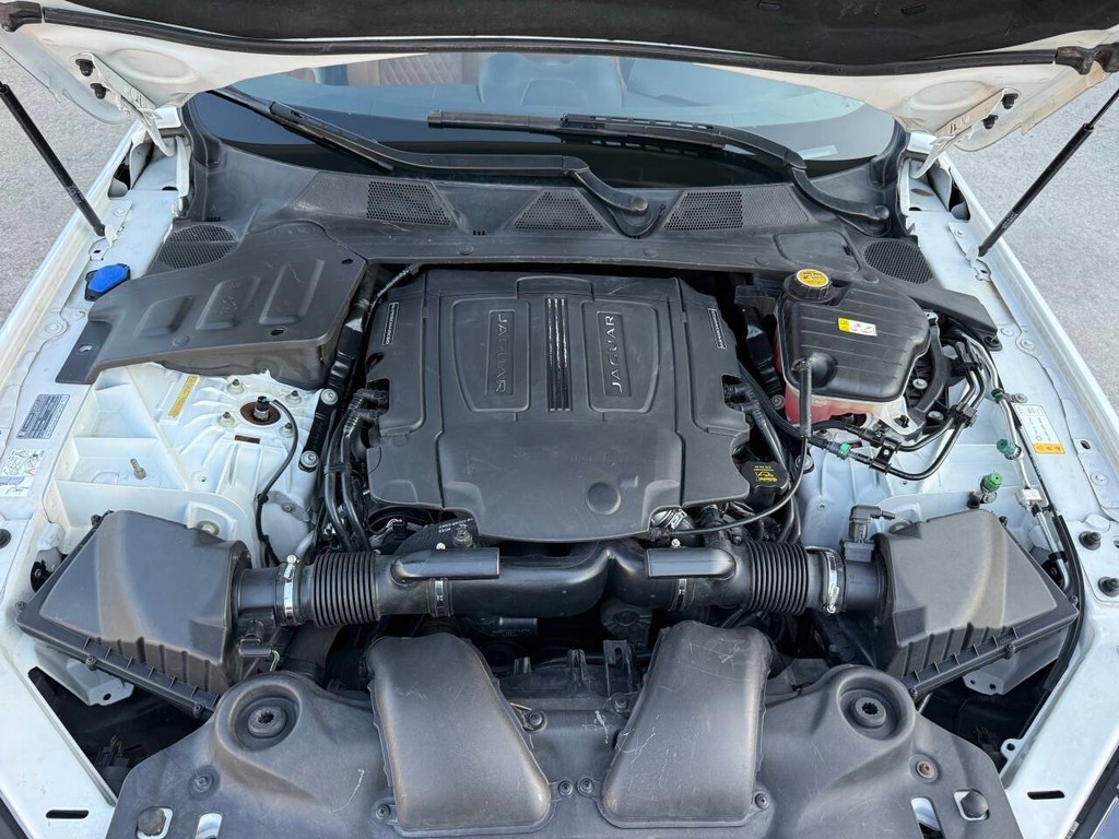 Jaguar XJL Vehicle Full-screen Gallery Image 34