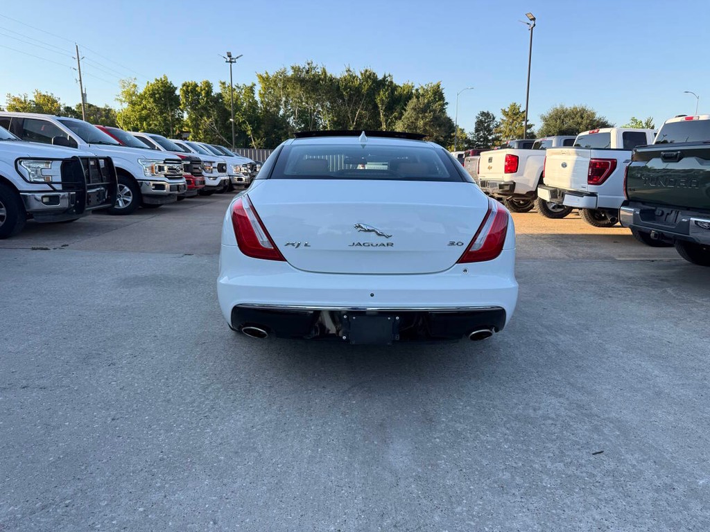 Jaguar XJL Vehicle Full-screen Gallery Image 38