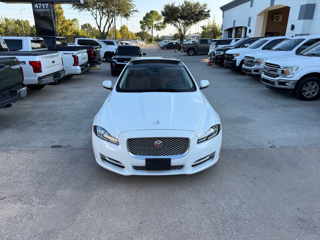 Jaguar XJL Vehicle Full-screen Gallery Image 39