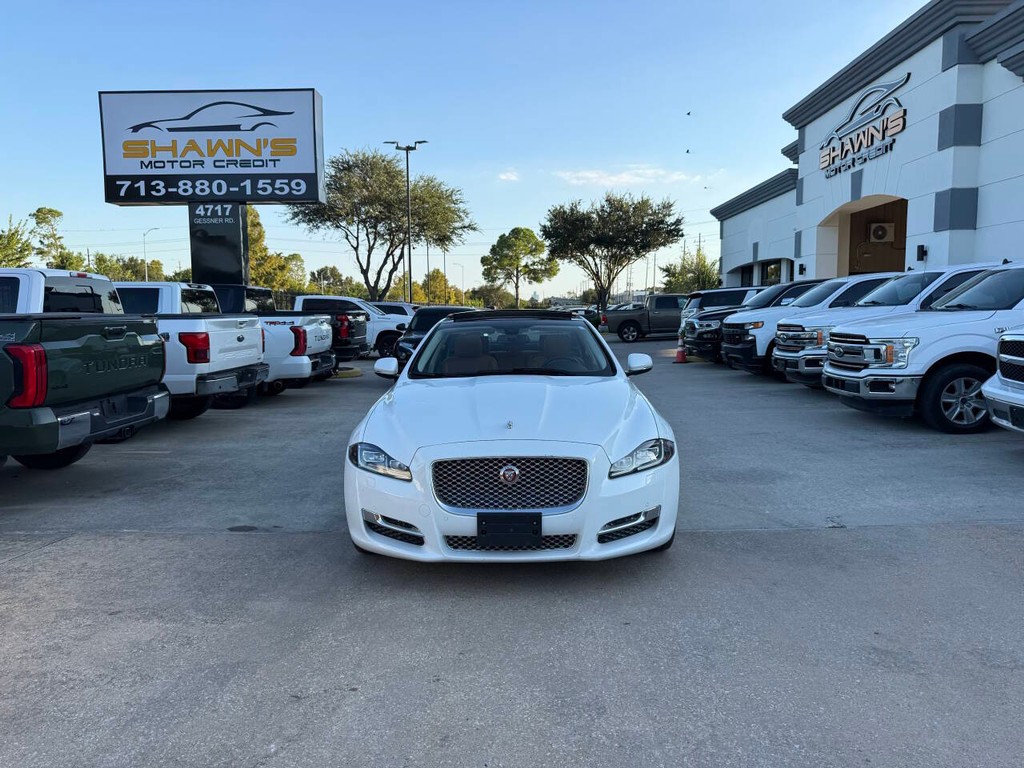 Jaguar XJL Vehicle Full-screen Gallery Image 40