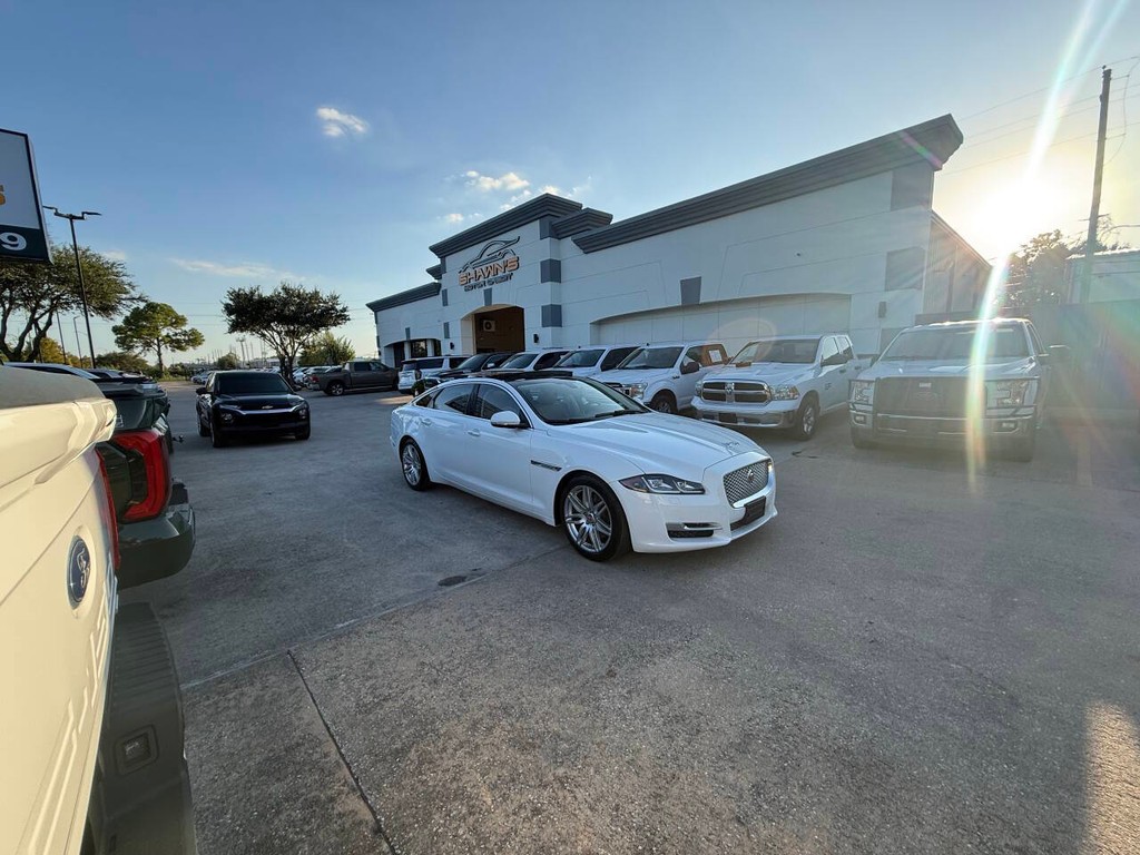 Jaguar XJL Vehicle Full-screen Gallery Image 43