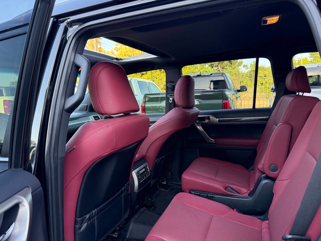 Lexus GX 460 Vehicle Full-screen Gallery Image 12