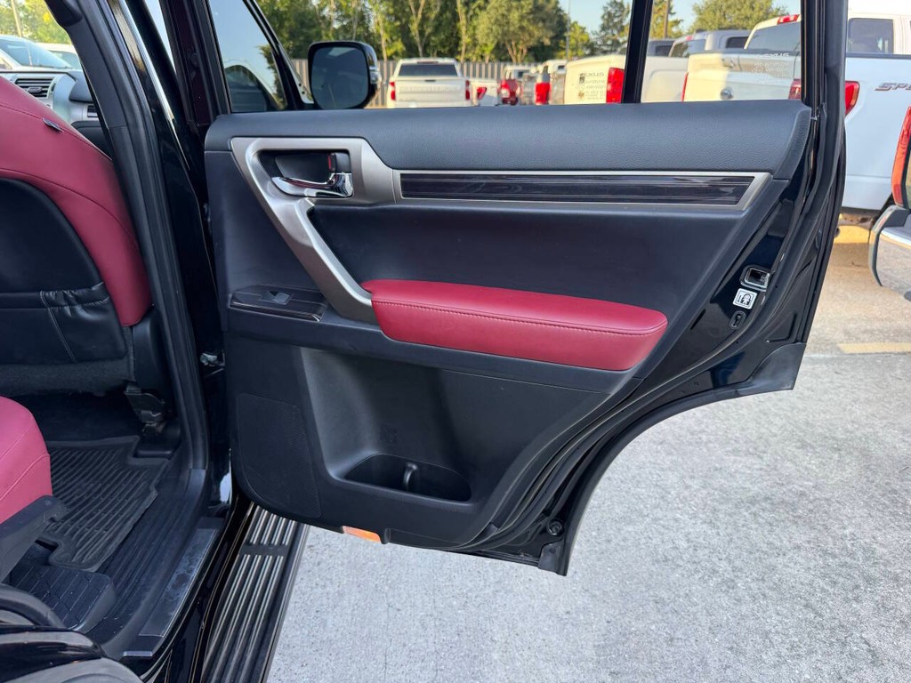 Lexus GX 460 Vehicle Full-screen Gallery Image 18