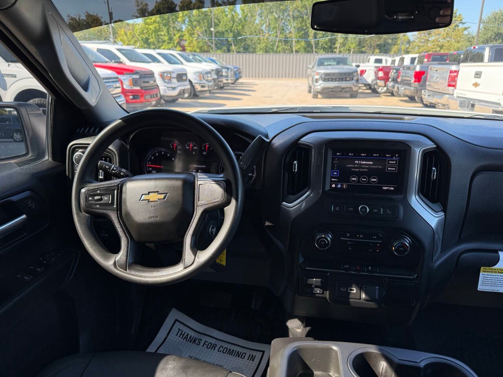 Chevrolet Silverado 1500 Vehicle Full-screen Gallery Image 21
