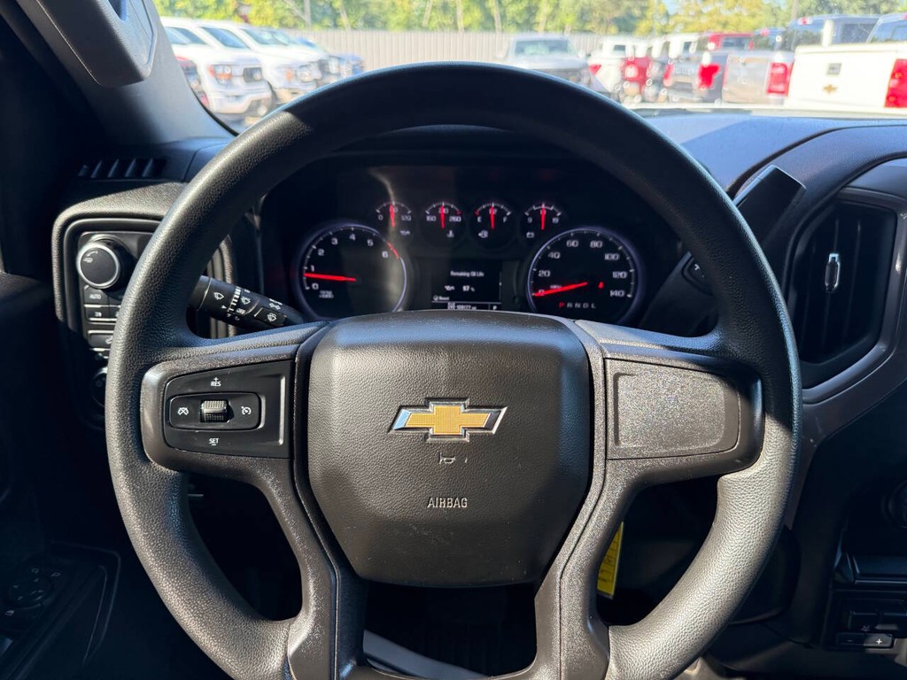 Chevrolet Silverado 1500 Vehicle Full-screen Gallery Image 24