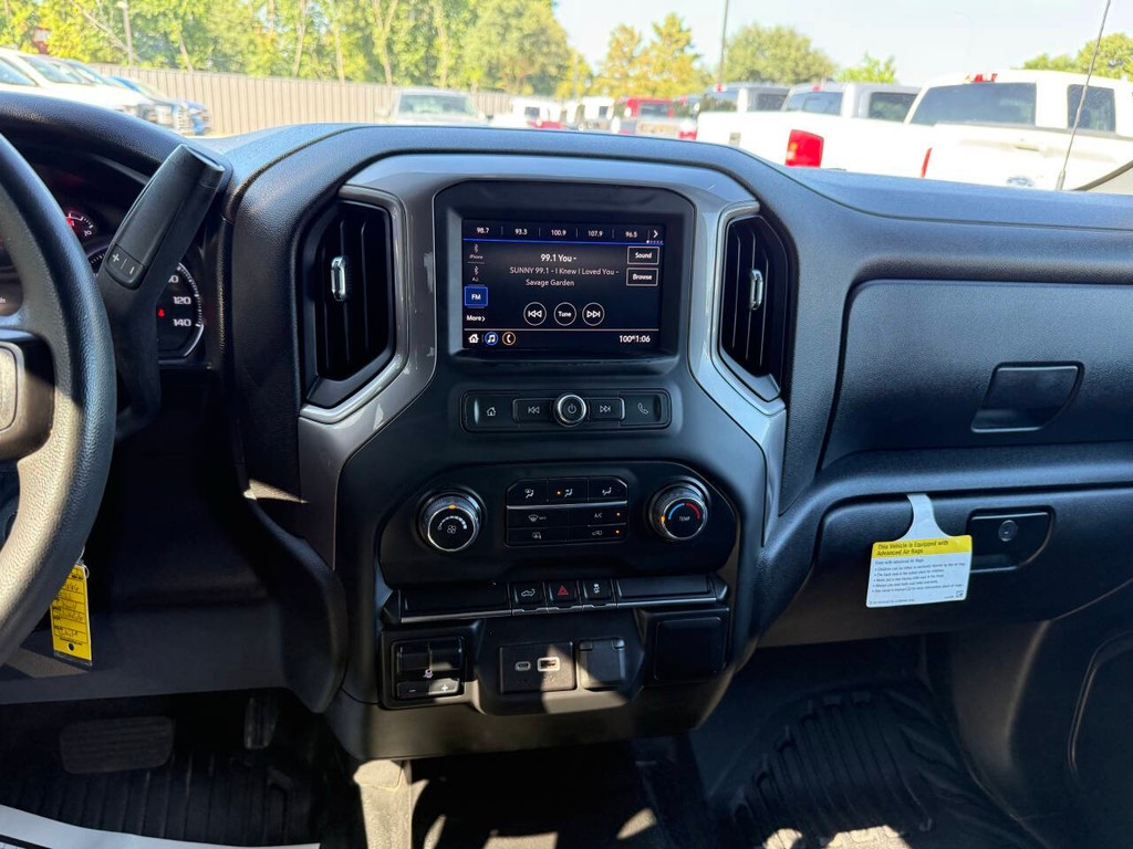 Chevrolet Silverado 1500 Vehicle Full-screen Gallery Image 25