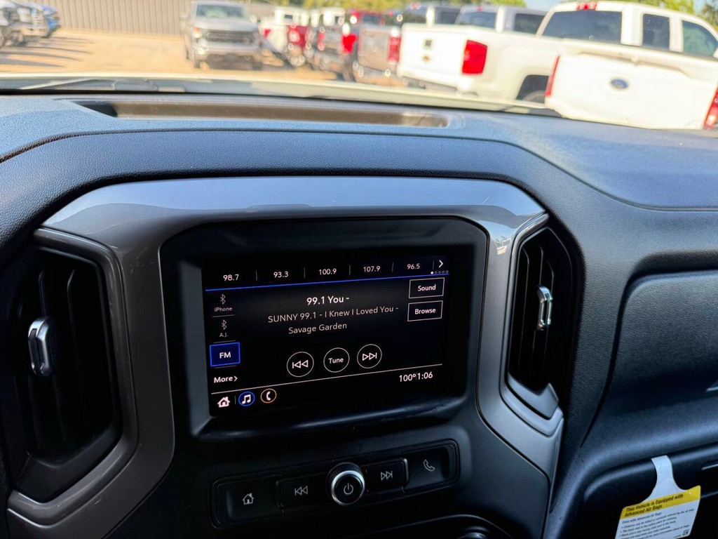 Chevrolet Silverado 1500 Vehicle Full-screen Gallery Image 26