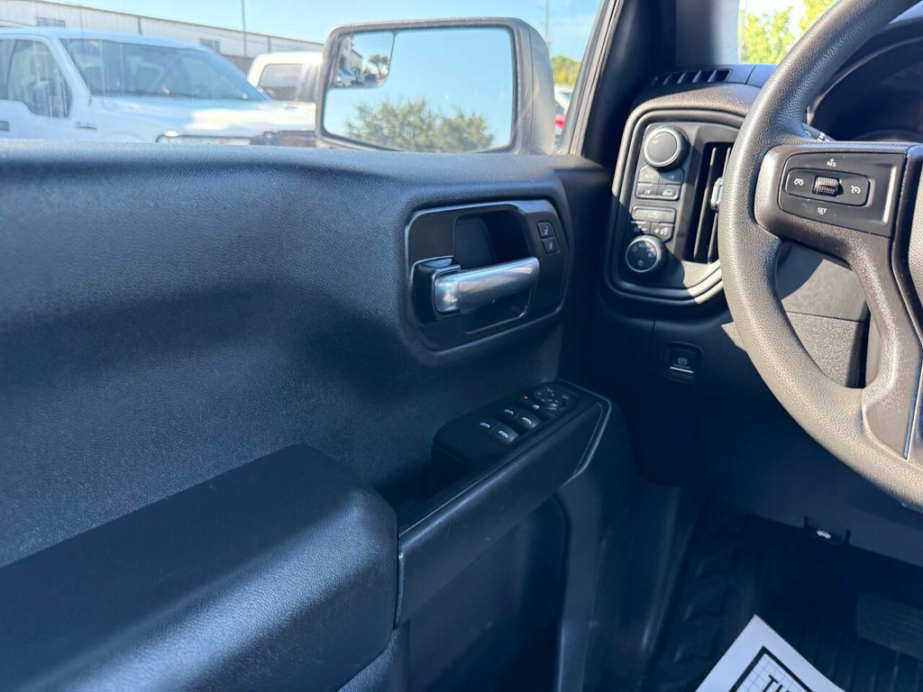 Chevrolet Silverado 1500 Vehicle Full-screen Gallery Image 31