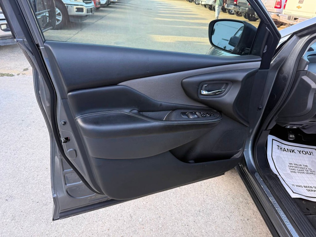 Nissan Murano Vehicle Full-screen Gallery Image 07