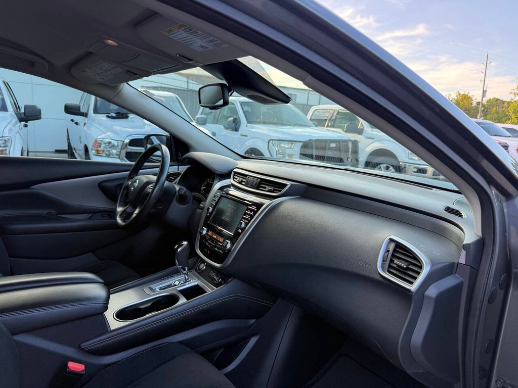 Nissan Murano Vehicle Full-screen Gallery Image 08