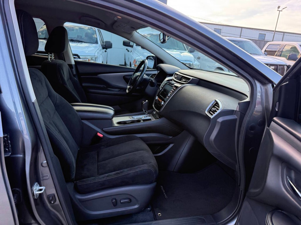 Nissan Murano Vehicle Full-screen Gallery Image 09