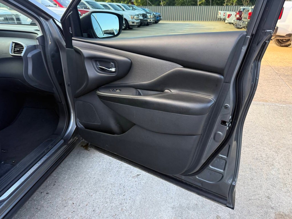 Nissan Murano Vehicle Full-screen Gallery Image 10