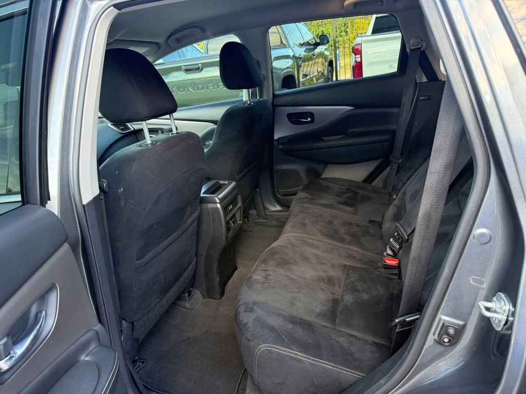 Nissan Murano Vehicle Full-screen Gallery Image 12