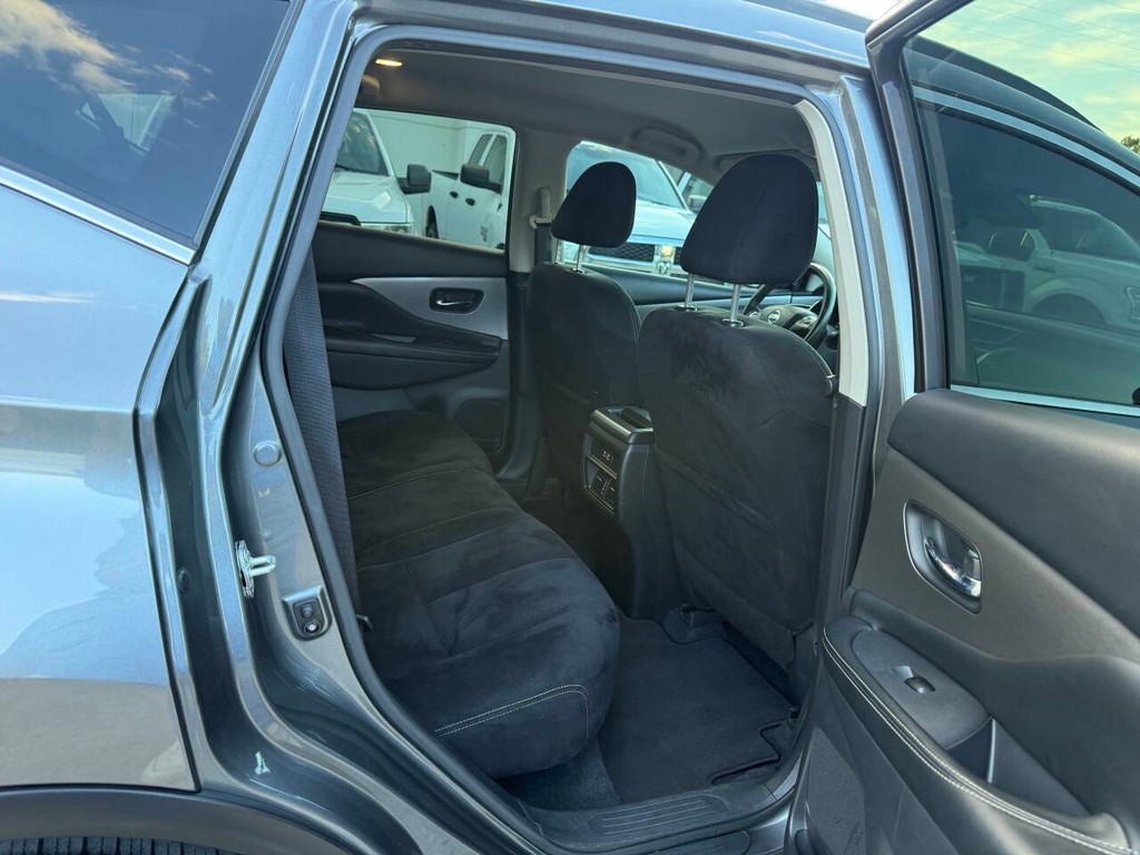 Nissan Murano Vehicle Full-screen Gallery Image 14