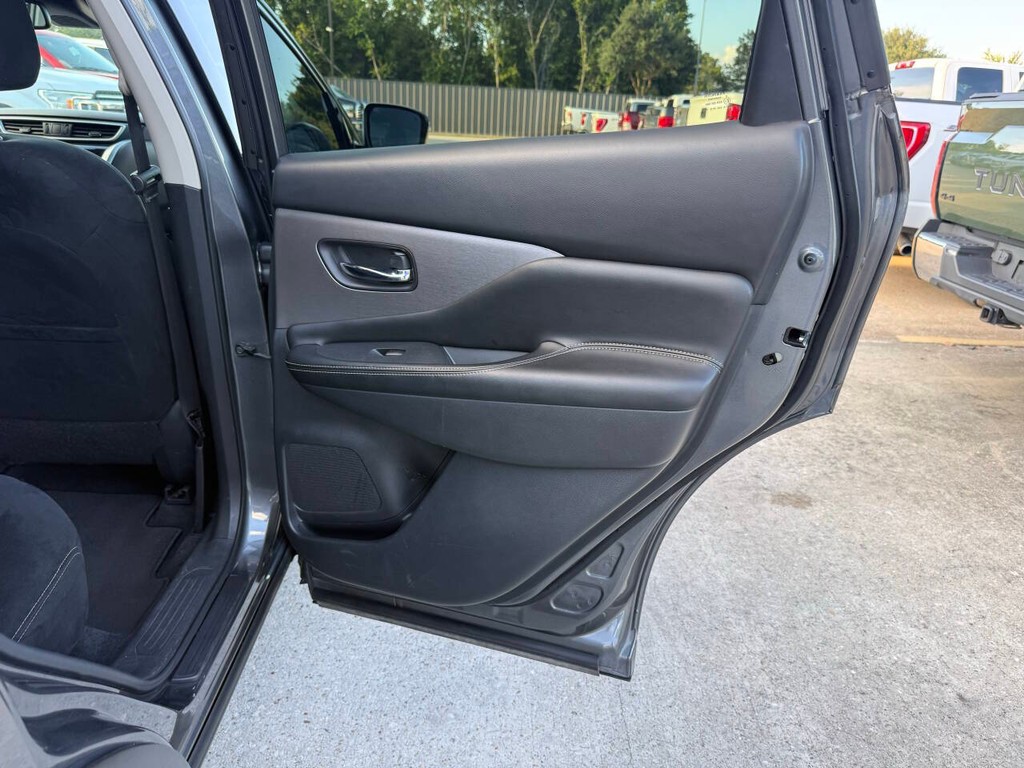 Nissan Murano Vehicle Full-screen Gallery Image 15