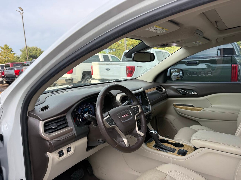 GMC Acadia Vehicle Full-screen Gallery Image 06