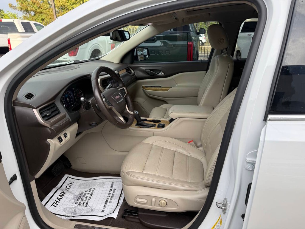 GMC Acadia Vehicle Full-screen Gallery Image 07