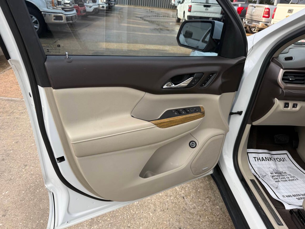 GMC Acadia Vehicle Full-screen Gallery Image 08