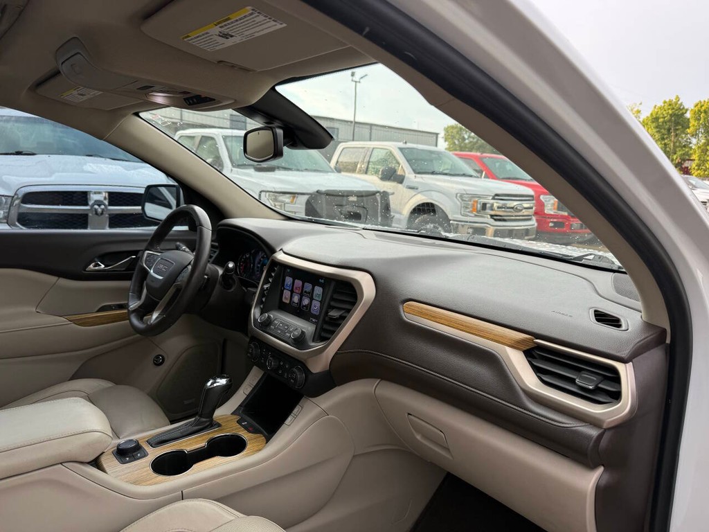 GMC Acadia Vehicle Full-screen Gallery Image 09