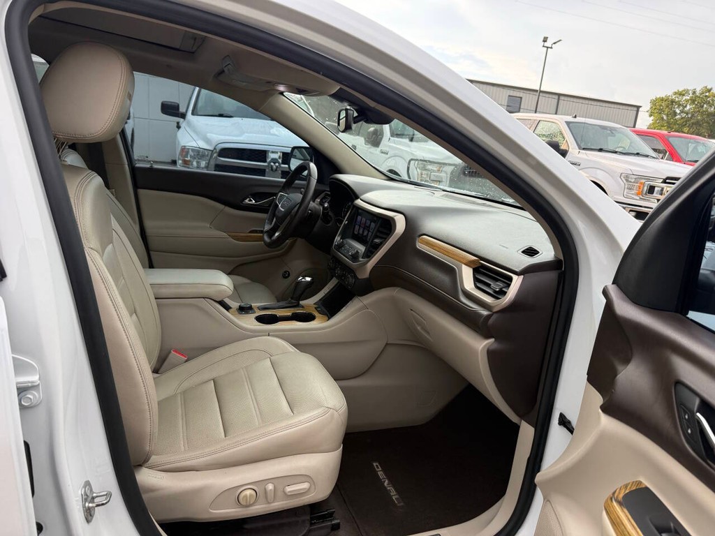 GMC Acadia Vehicle Full-screen Gallery Image 10