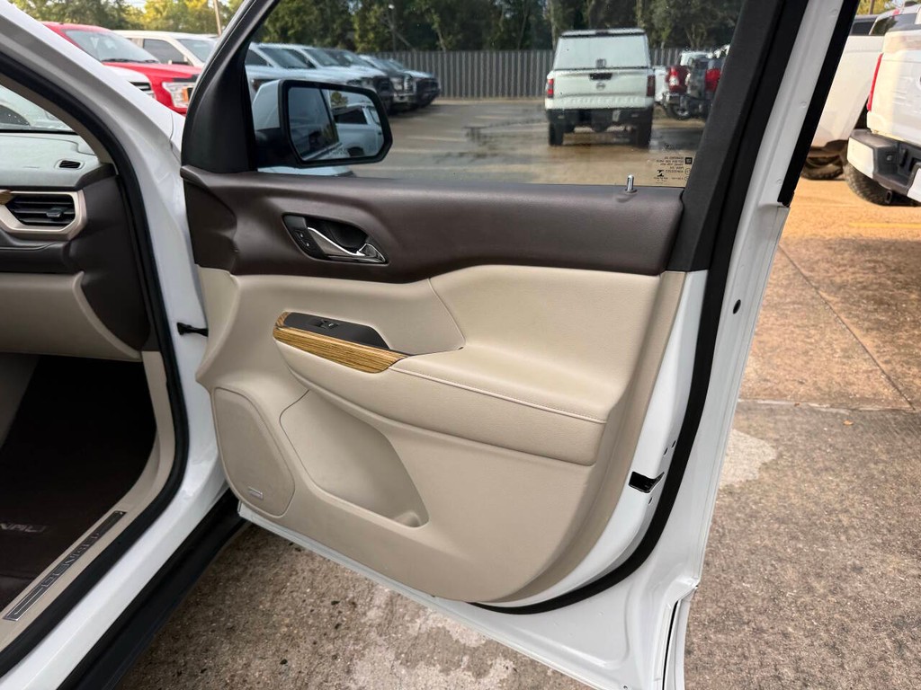 GMC Acadia Vehicle Full-screen Gallery Image 11
