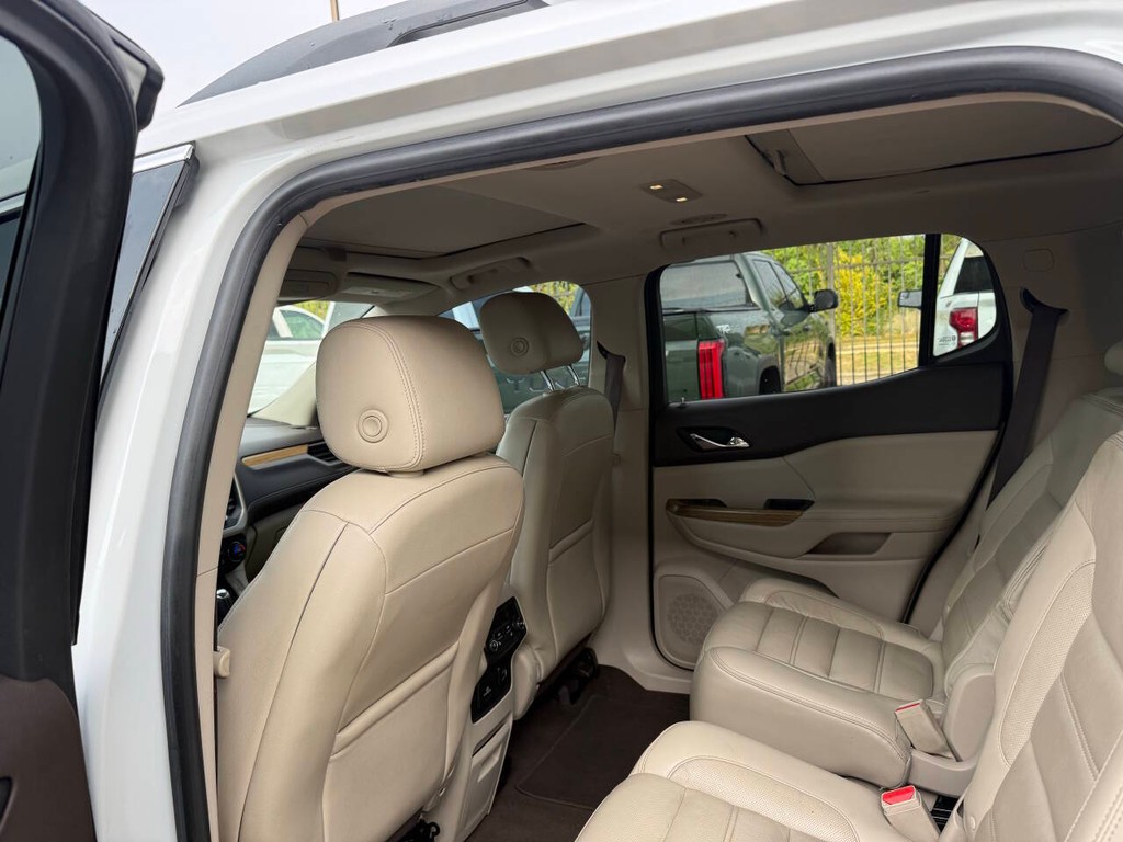 GMC Acadia Vehicle Full-screen Gallery Image 12