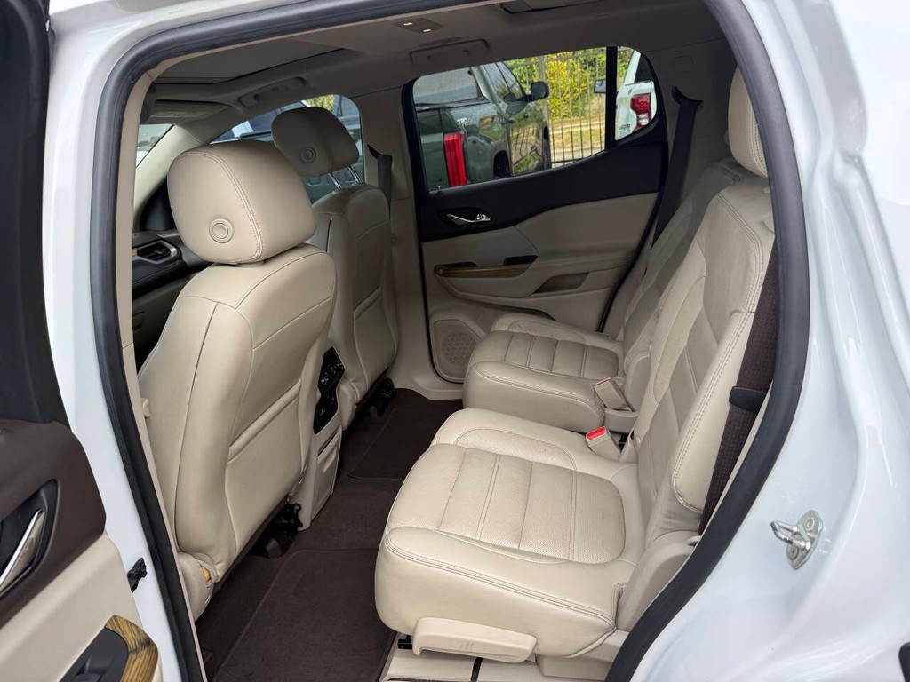 GMC Acadia Vehicle Full-screen Gallery Image 13