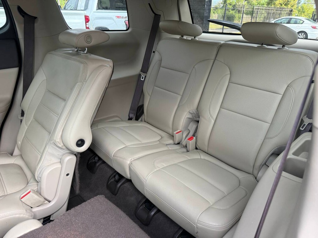 GMC Acadia Vehicle Full-screen Gallery Image 14