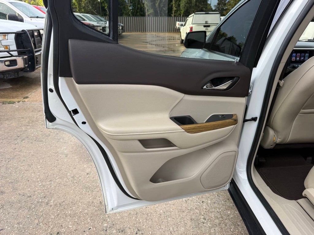 GMC Acadia Vehicle Full-screen Gallery Image 15