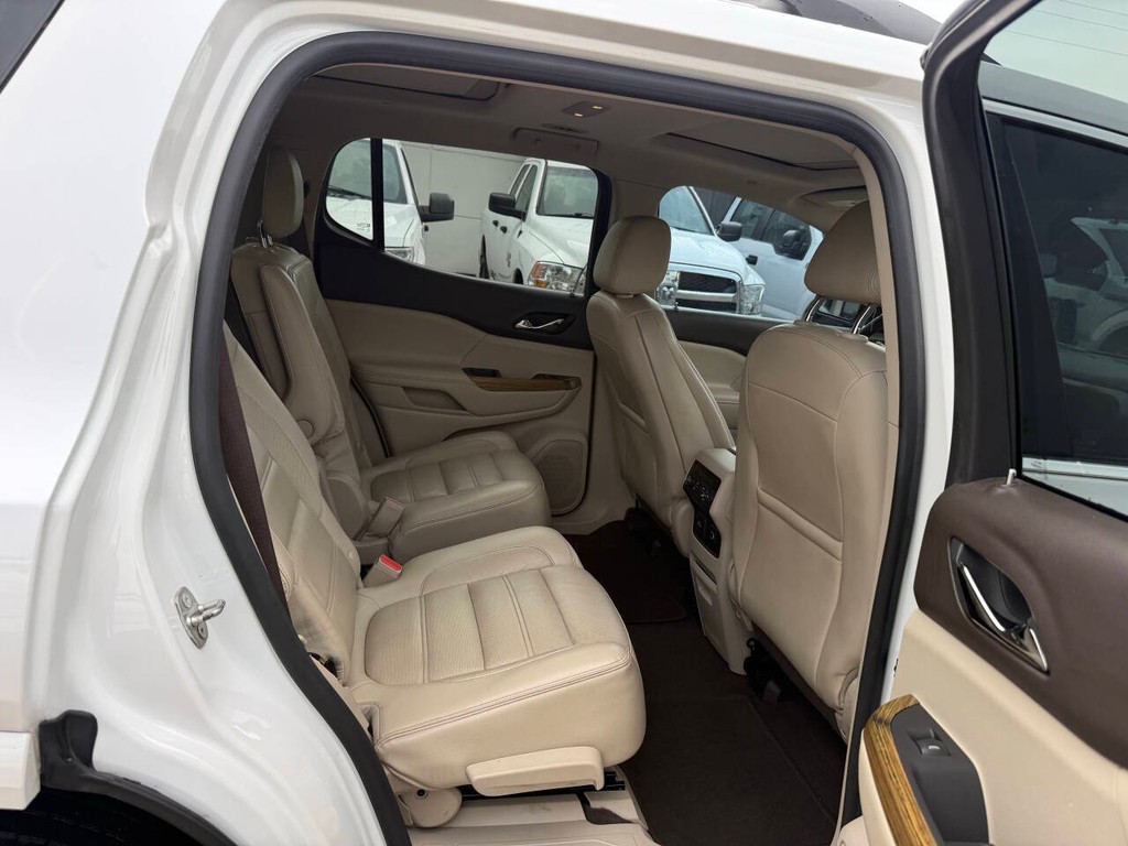 GMC Acadia Vehicle Full-screen Gallery Image 16