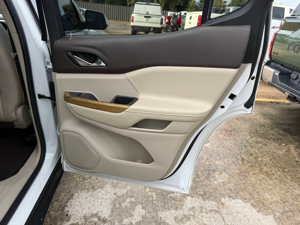 GMC Acadia Vehicle Full-screen Gallery Image 18